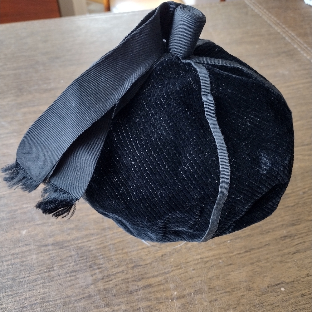 Vintage Yves Saint Laurent YSL Black Velvet Beanie Hat 55cm Small Architectural - Picture 7 of 7